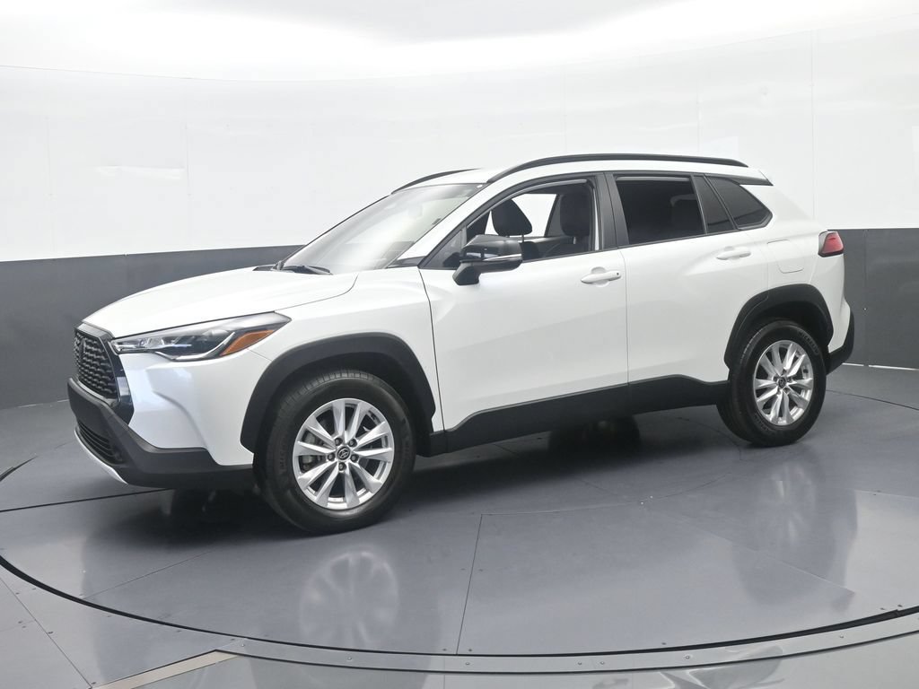 Used 2025 Toyota Corolla Cross LE FWD image 2