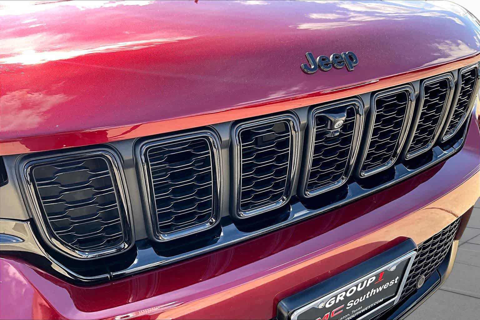 Used 2023 Jeep Grand Cherokee Limited w/ Luxury Tech Group II AWD/4WD image 30