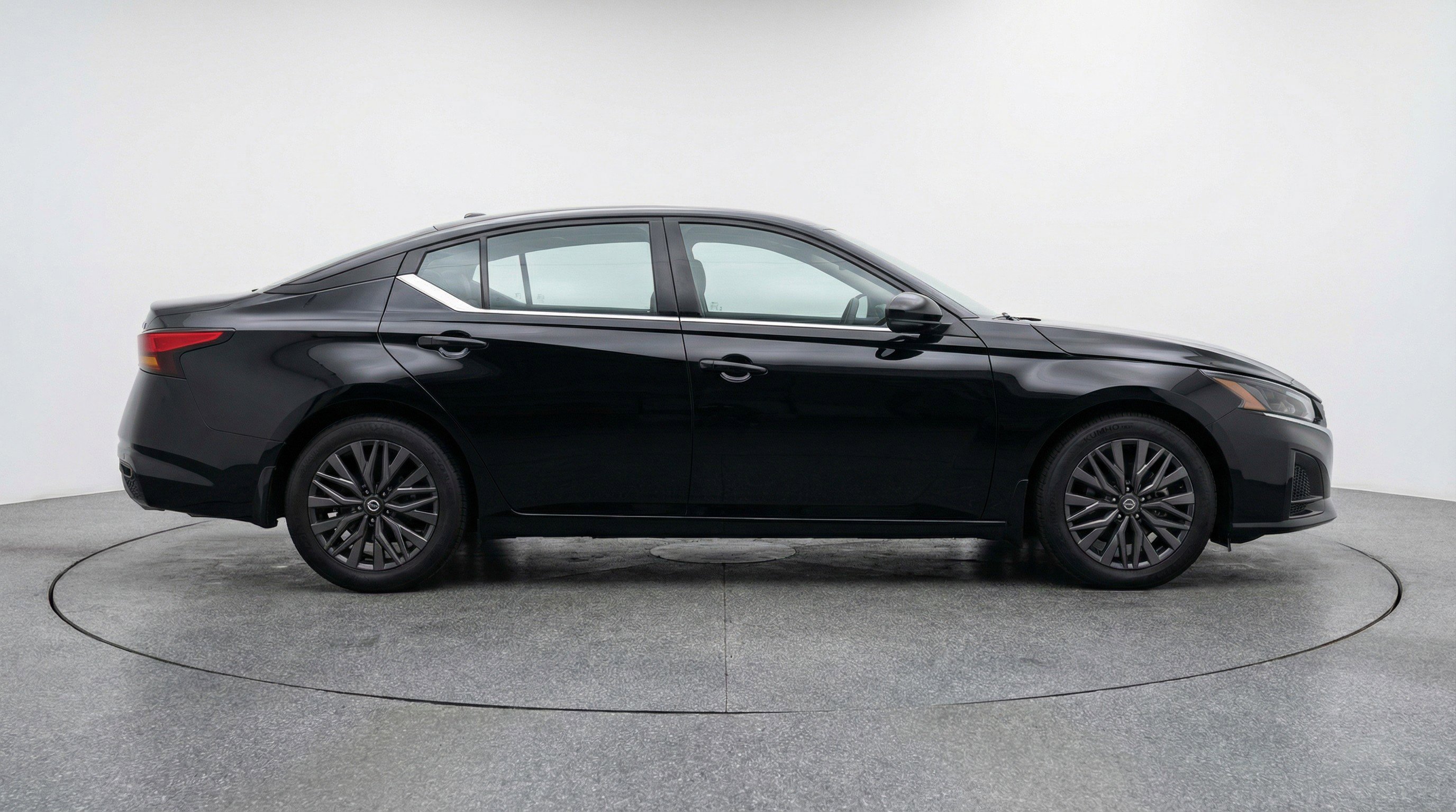 Used 2025 Nissan Altima 2.5 SV image 11