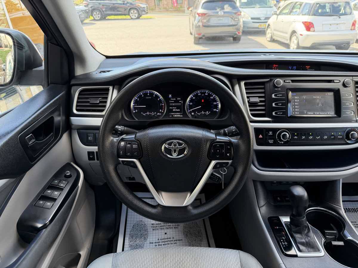 Used 2017 Toyota Highlander LE AWD/4WD image 14