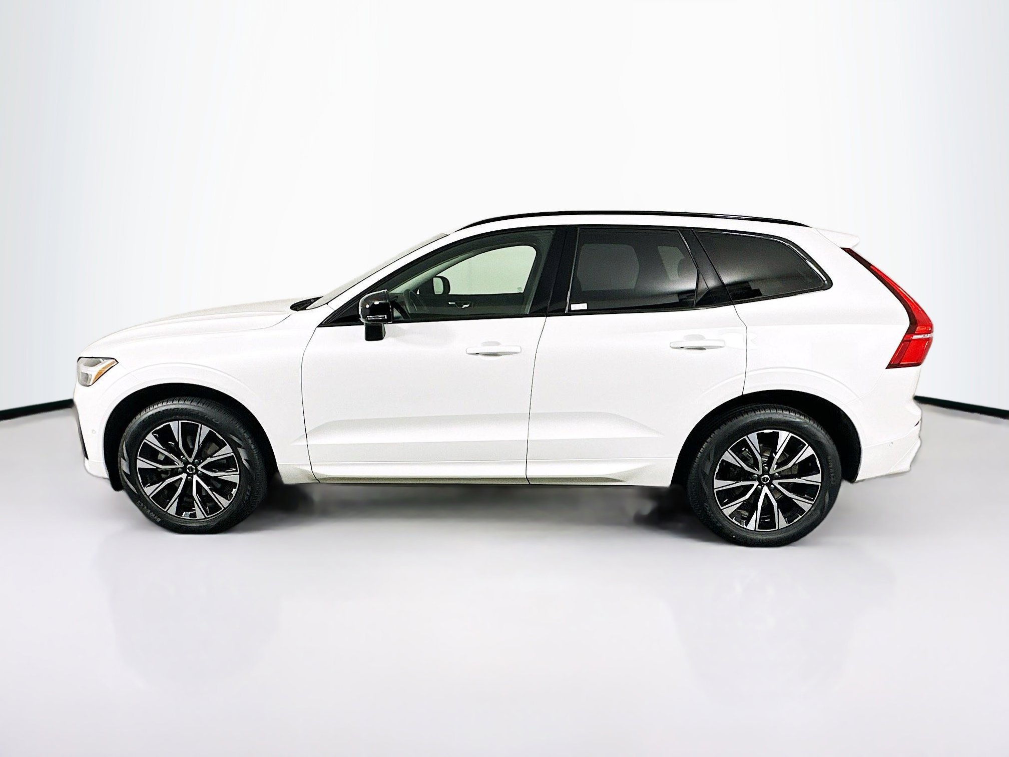Used 2025 Volvo XC60 B5 Plus image 4