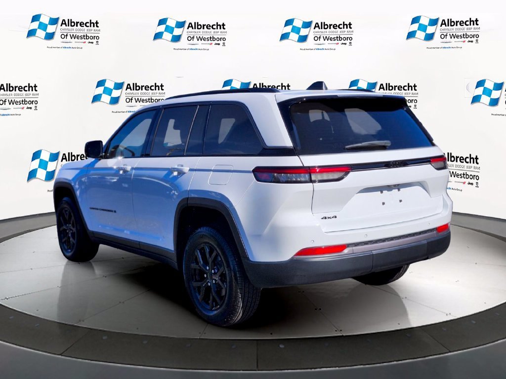 Used 2026 Jeep Grand Cherokee Altitude AWD/4WD image 3