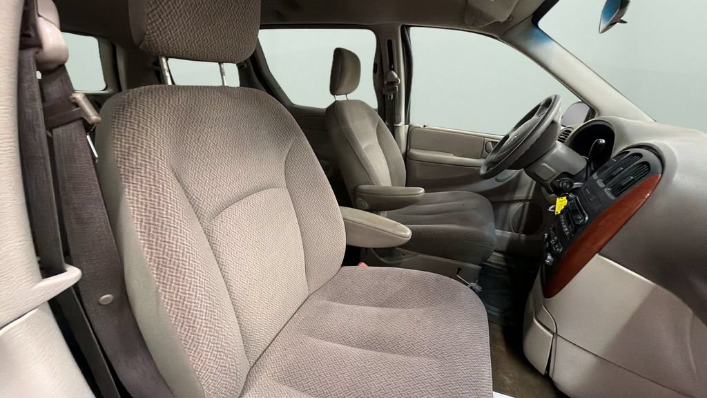 Used 2007 Chrysler Town & Country LX w/ Popular Equipment Group II FWD image 9