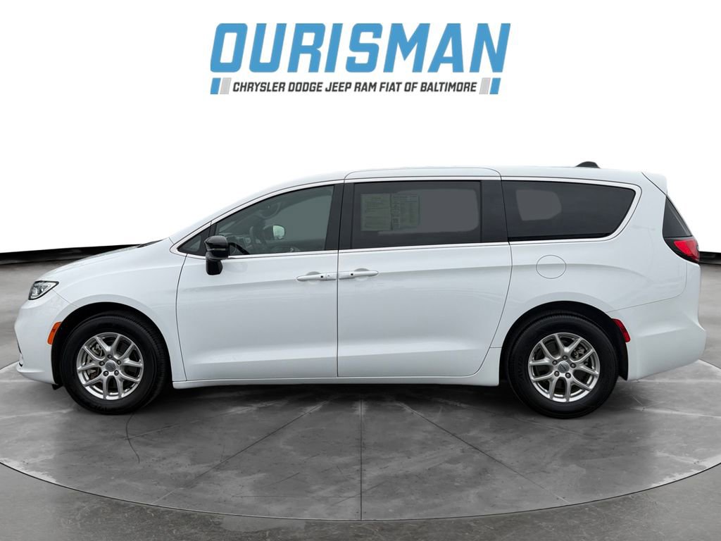 Used 2024 Chrysler Pacifica Touring FWD image 3