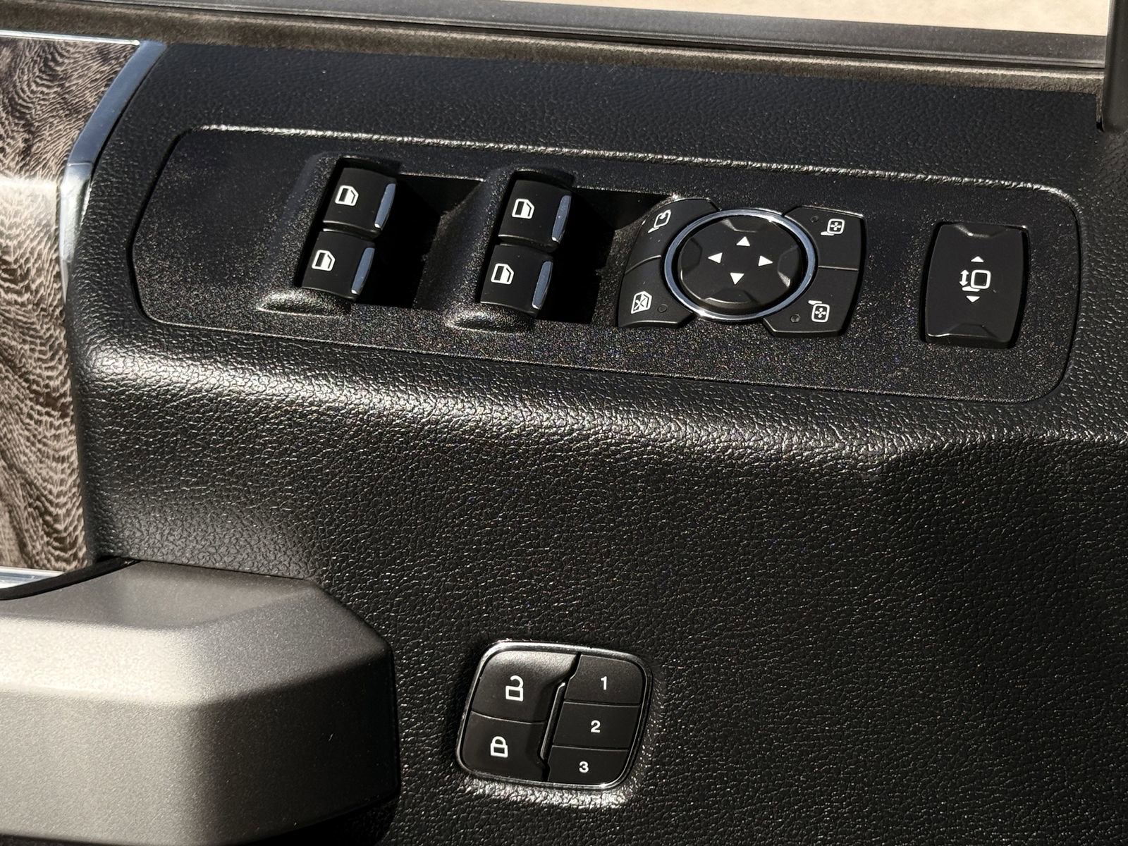 Used 2019 Ford F250 Lariat w/ Chrome Package image 23