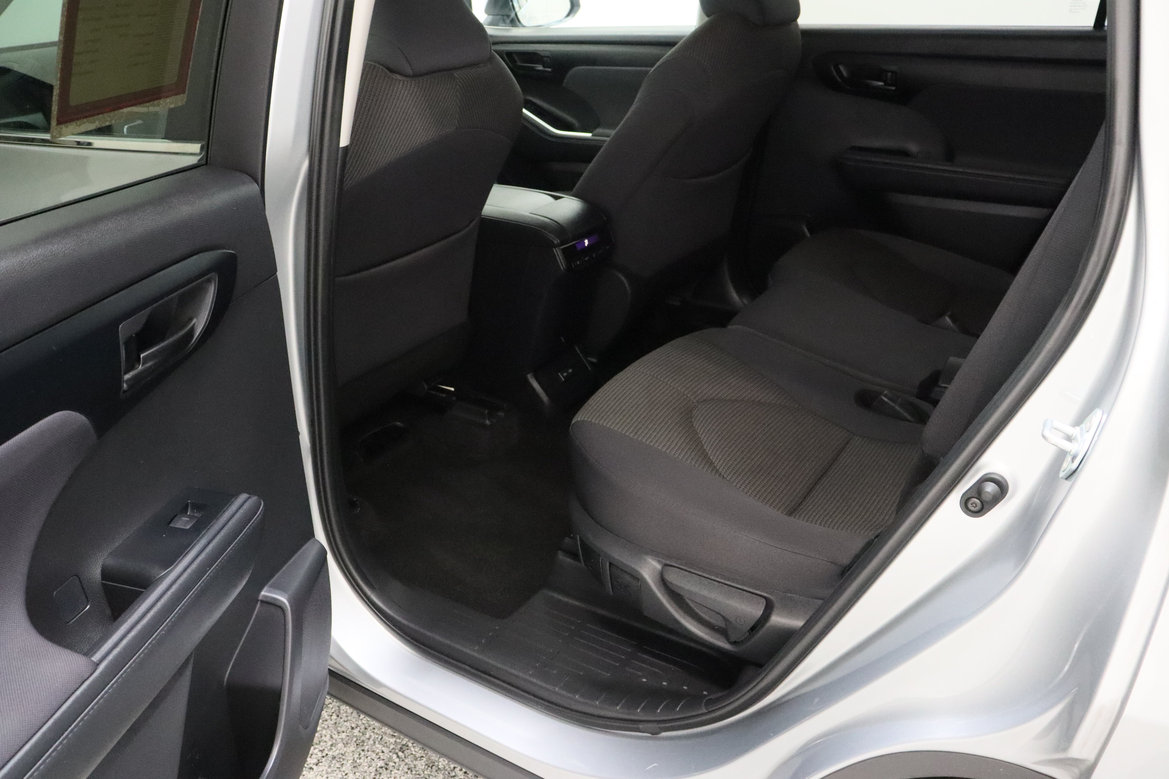 Certified 2025 Toyota Highlander LE FWD image 27