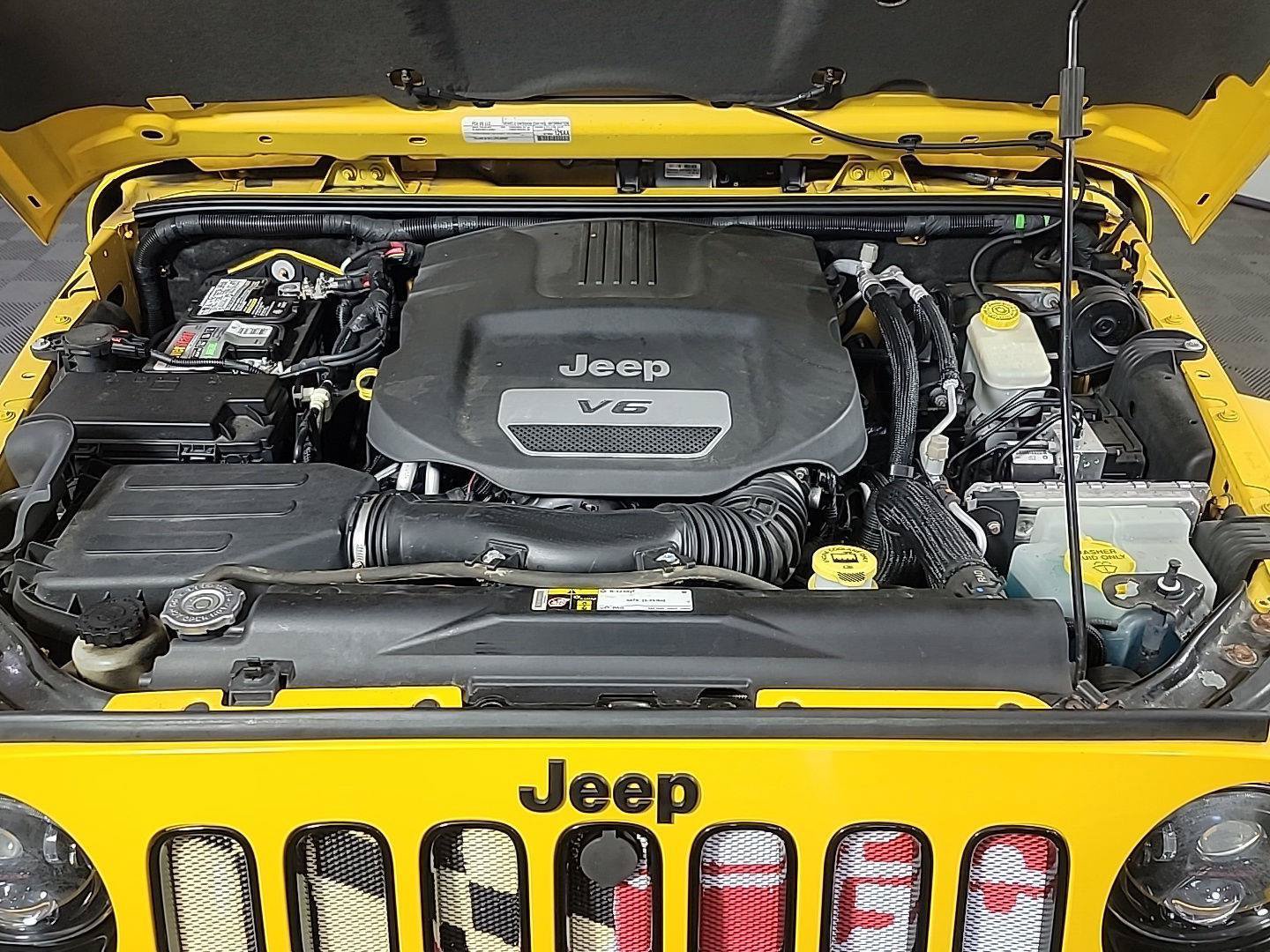 Used 2015 Jeep Wrangler Unlimited Sahara AWD/4WD image 13