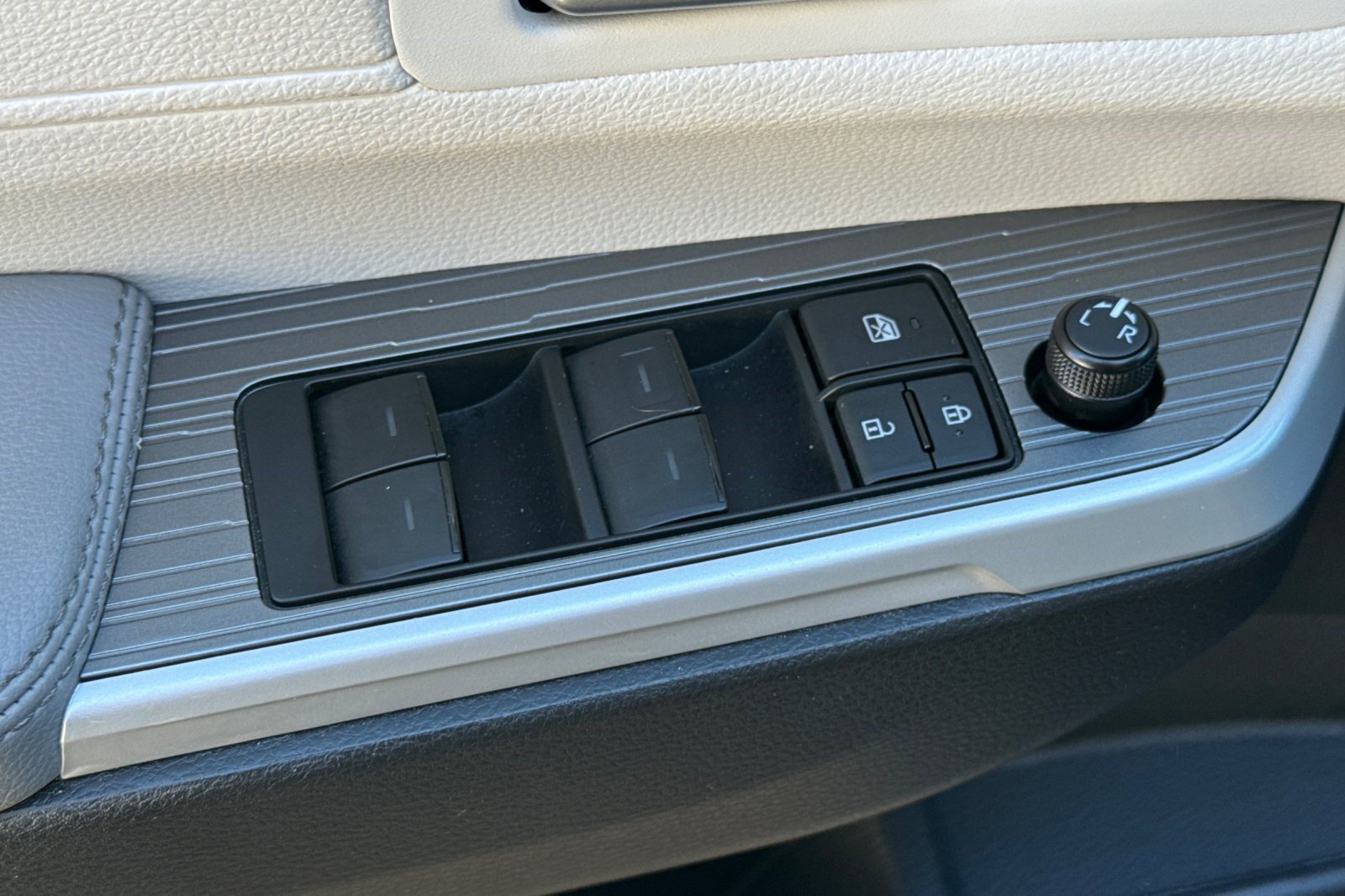 Used 2025 Toyota Sienna XLE FWD image 13