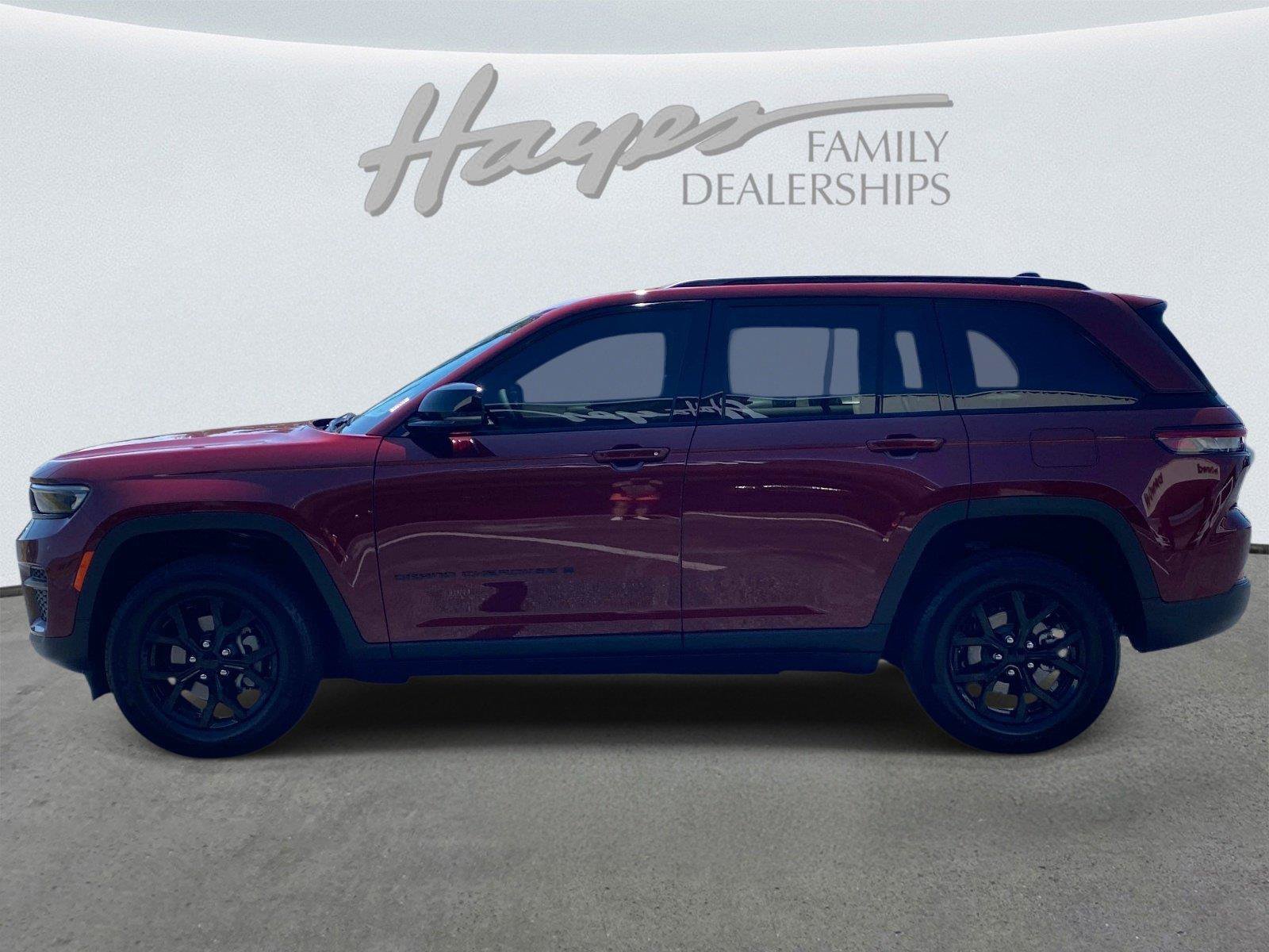 Used 2025 Jeep Grand Cherokee Altitude RWD image 8