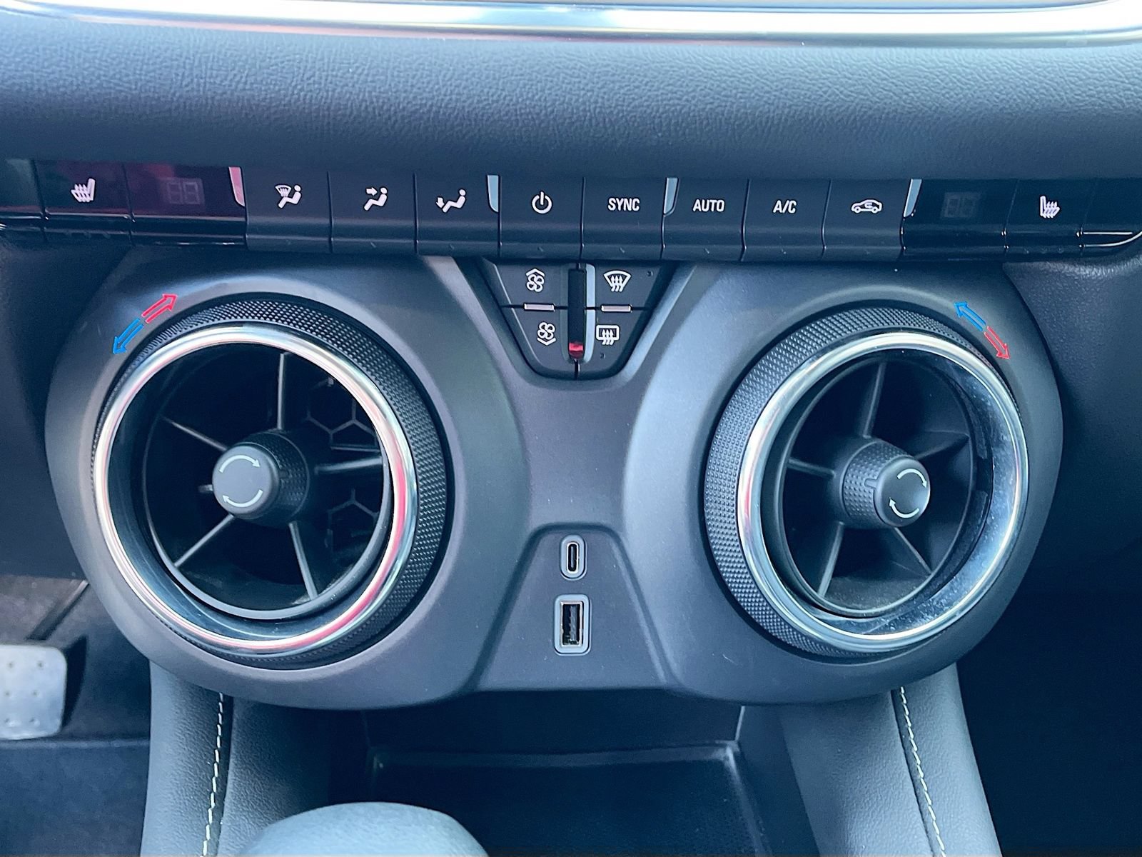 Used 2025 Chevrolet Blazer LT FWD image 15