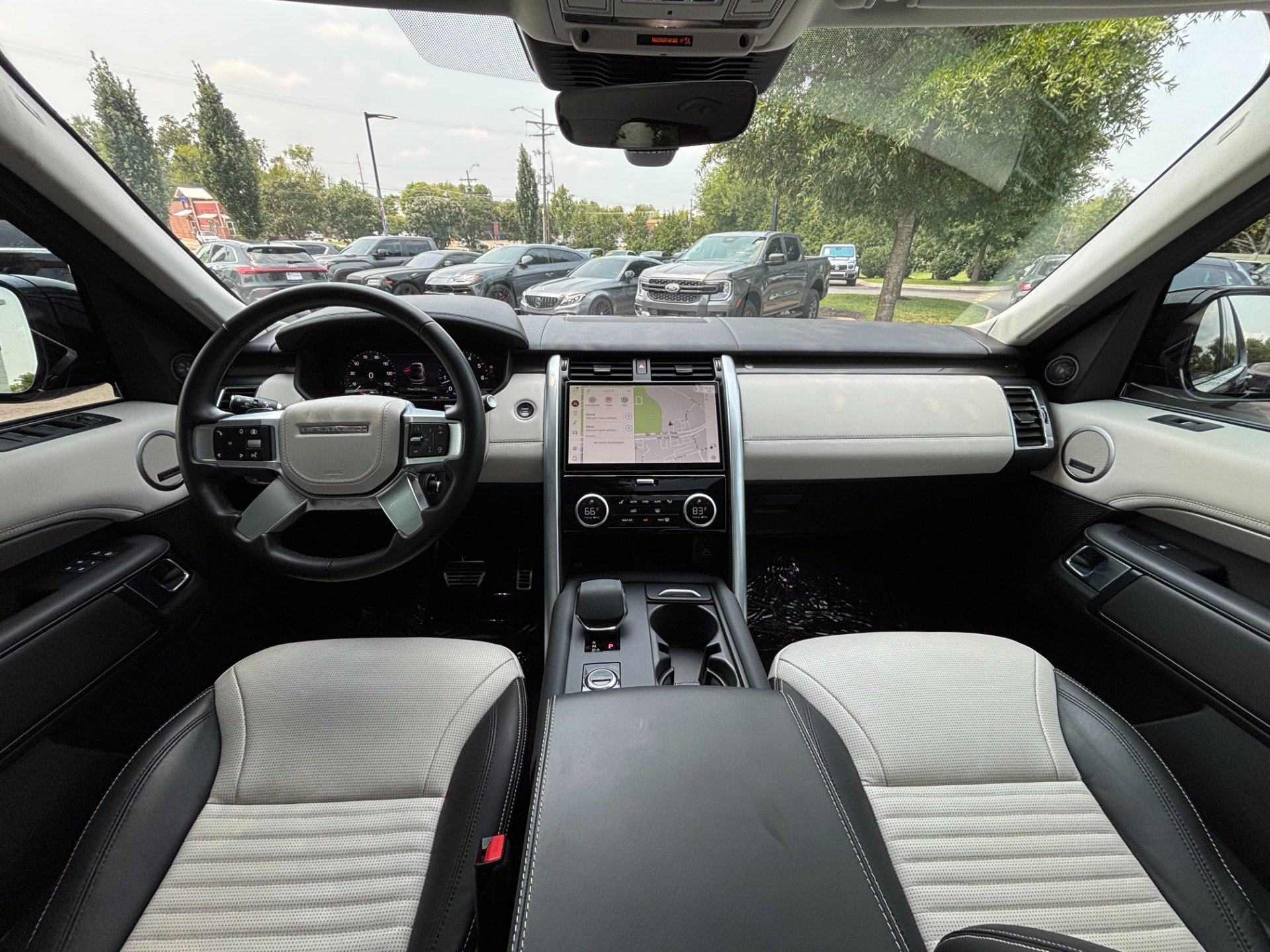 Used 2025 Land Rover Discovery Metropolitan Edition AWD/4WD image 47