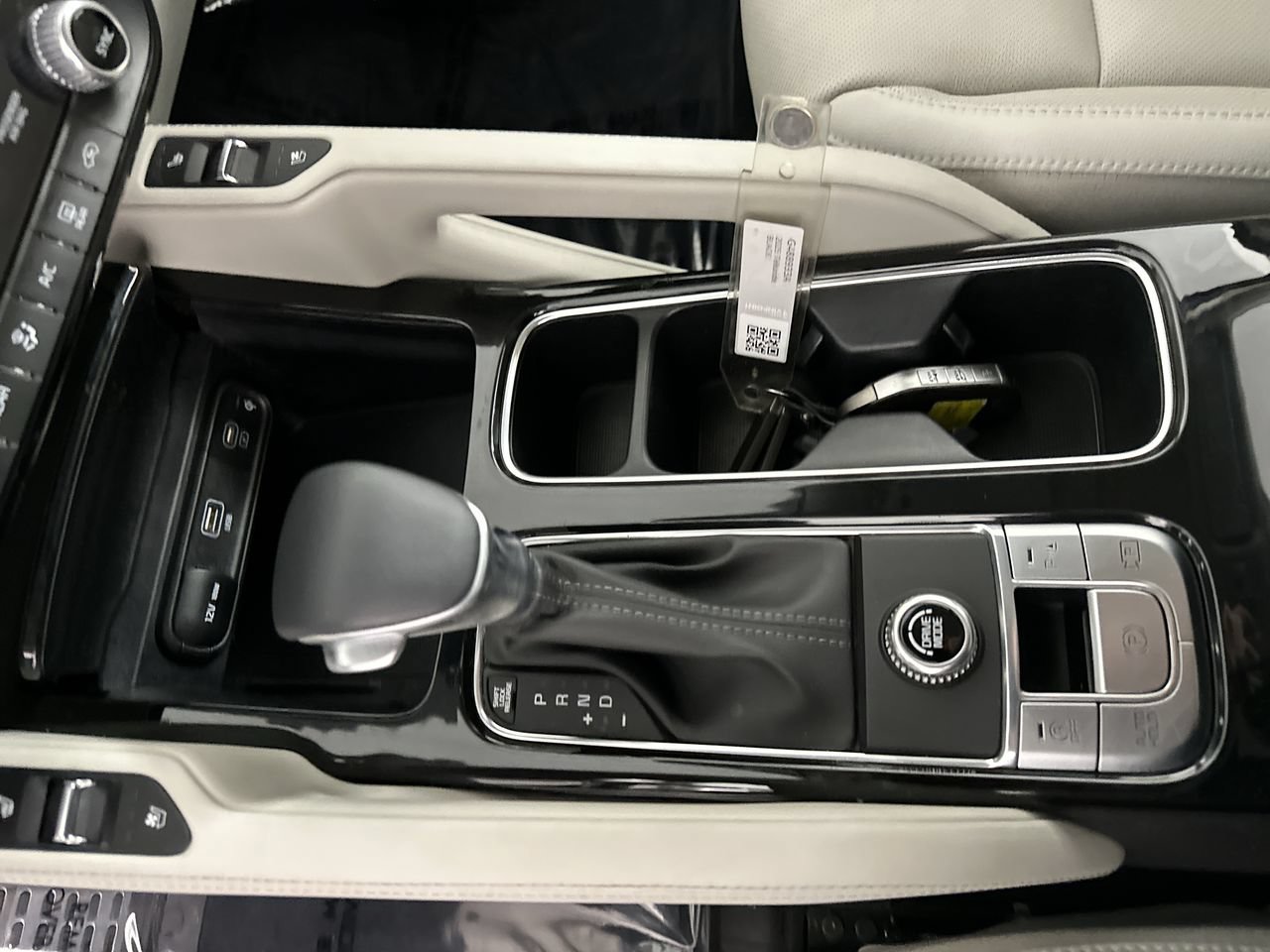 Certified 2025 Kia Telluride SX w/ SX Captain's Chair Package FWD image 14