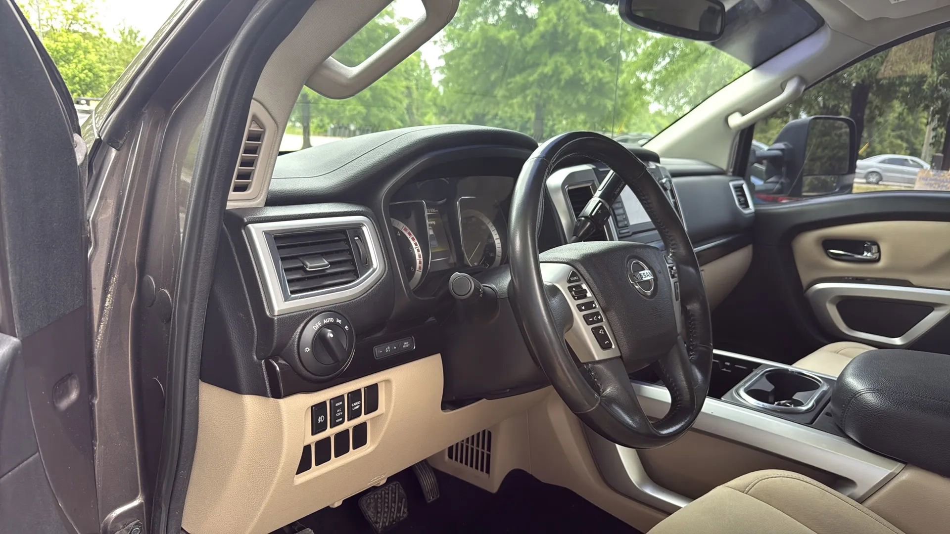 Used 2016 Nissan Titan SV RWD image 12