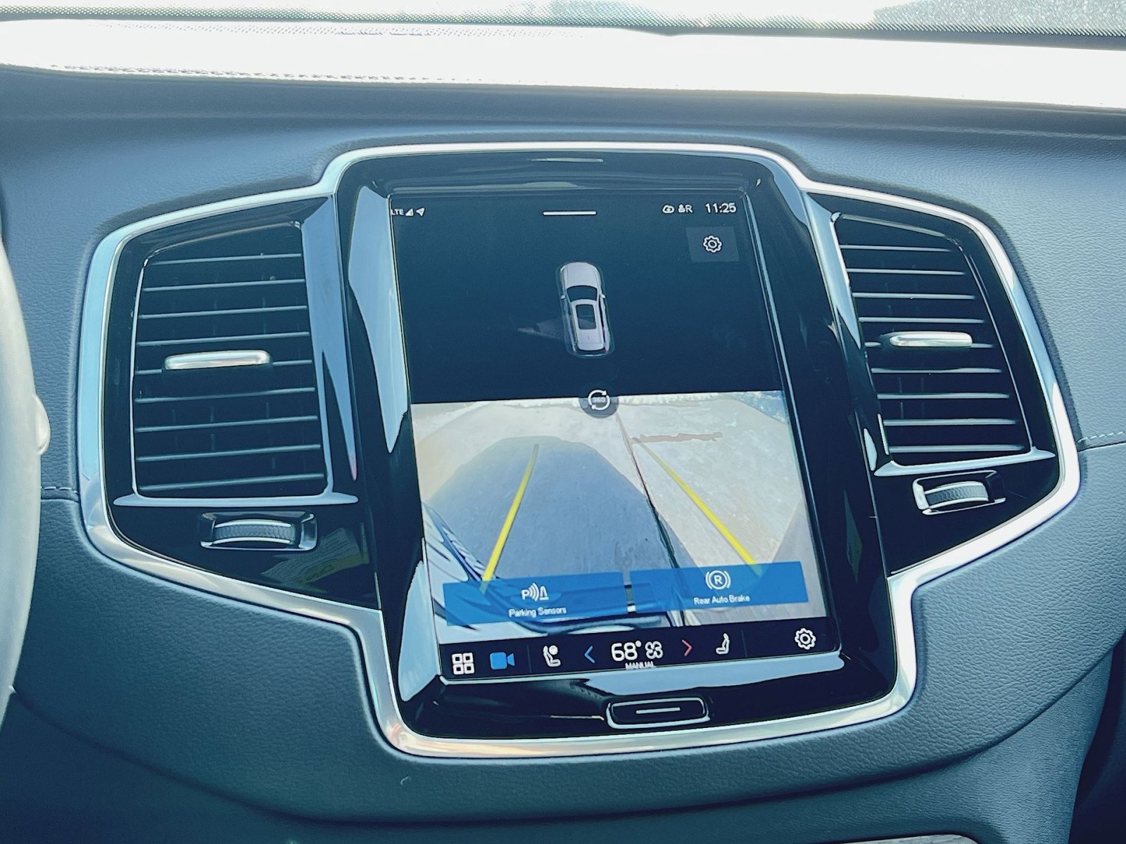 Used 2023 Volvo XC90 B6 Ultimate w/ Protection Package Premier image 19