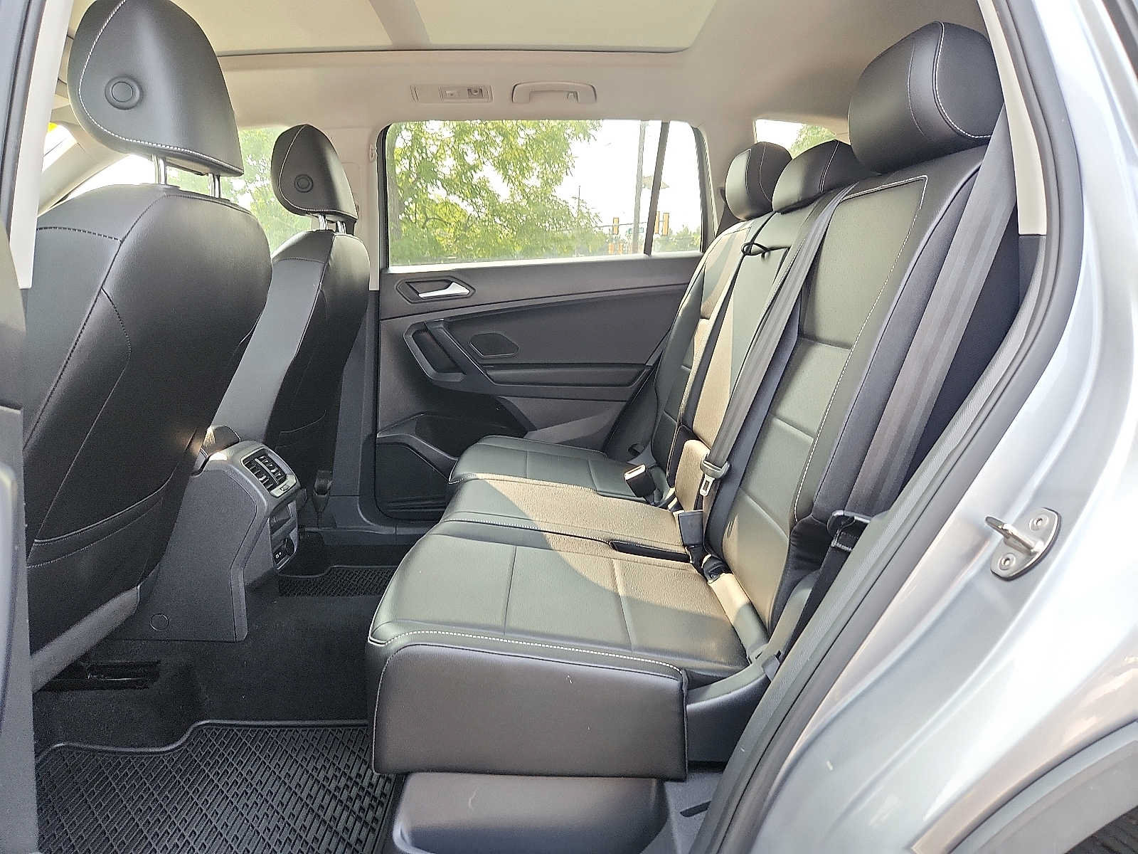 Used 2021 Volkswagen Tiguan SEL AWD/4WD image 10