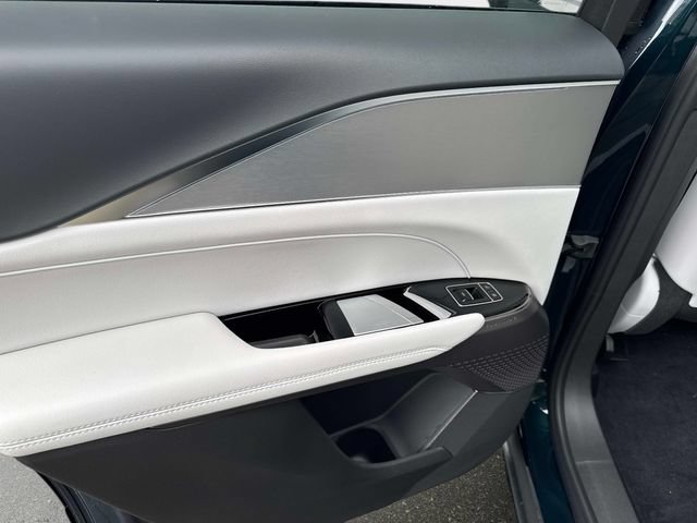 New 2027 Cadillac Lyriq Luxury w/ LPO, Floor Liner Package AWD/4WD image 10