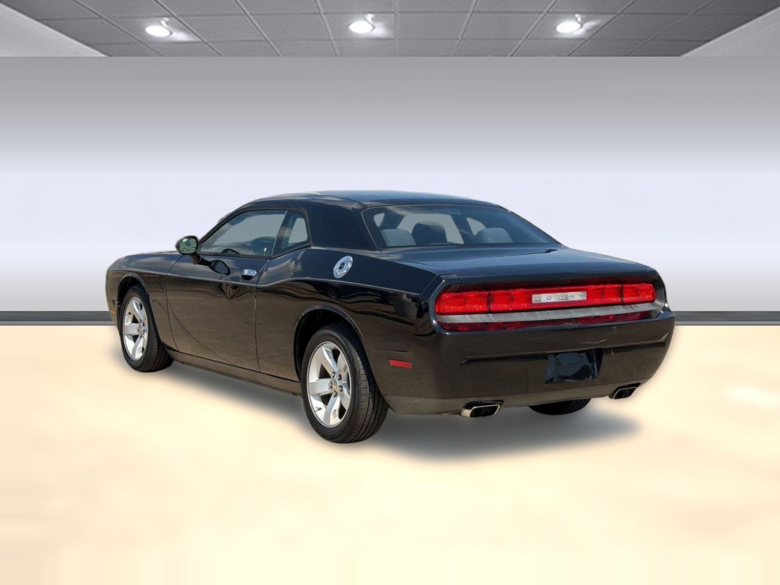 Used 2014 Dodge Challenger SXT RWD image 3