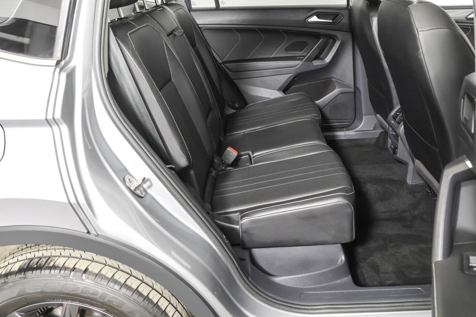 Used 2023 Volkswagen Tiguan SE image 40