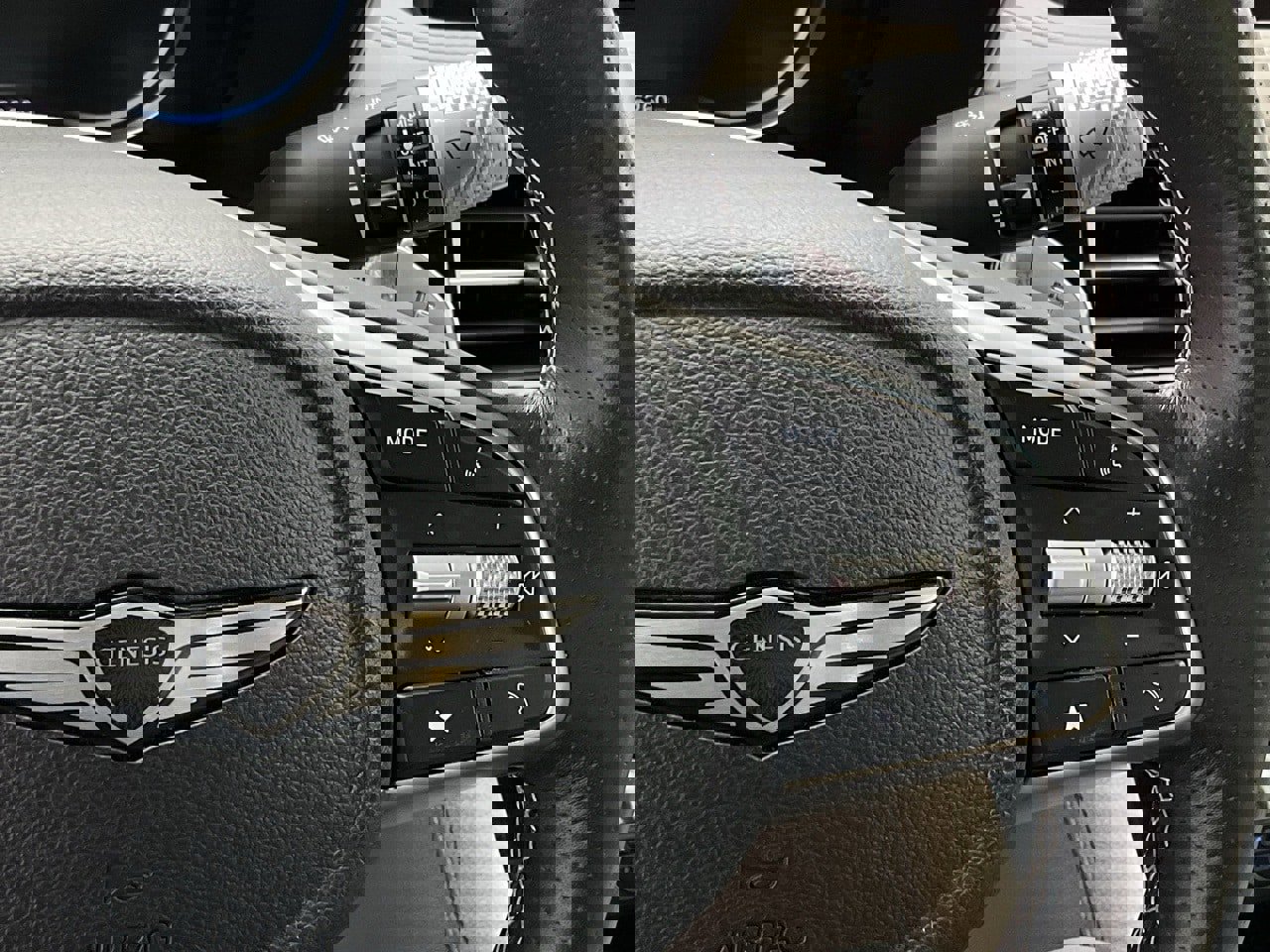 Used 2025 Genesis G70 2.5T image 22