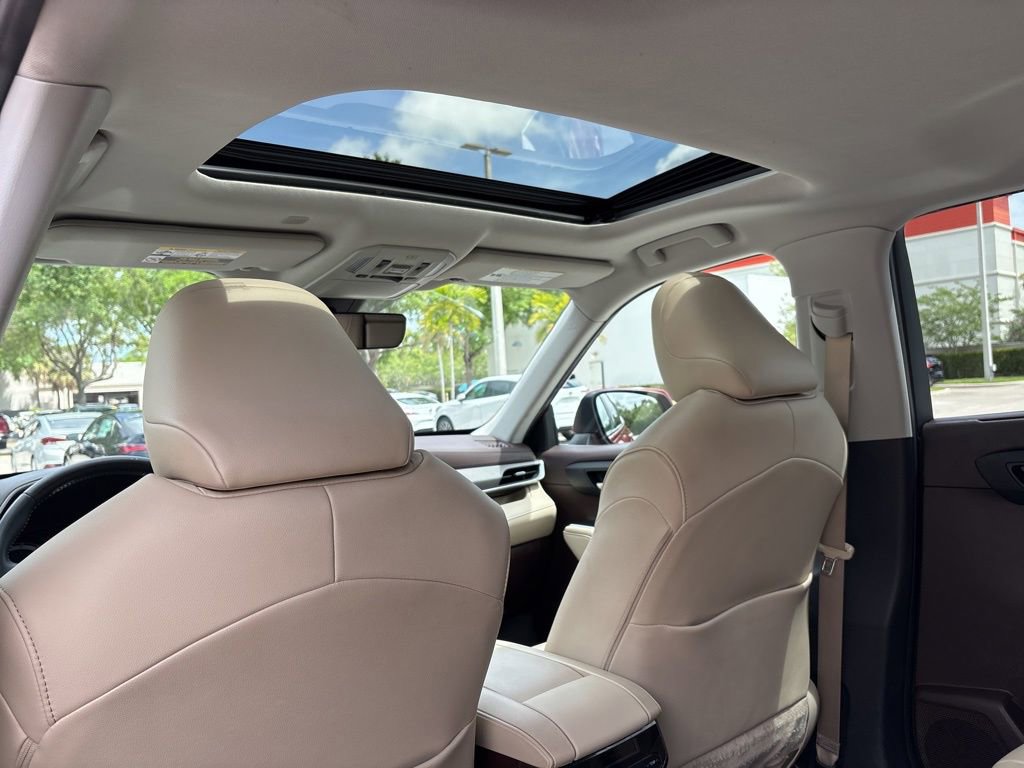 Used 2020 Toyota Highlander XLE FWD image 17