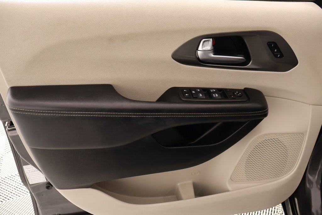 Used 2023 Chrysler Pacifica Touring-L image 16