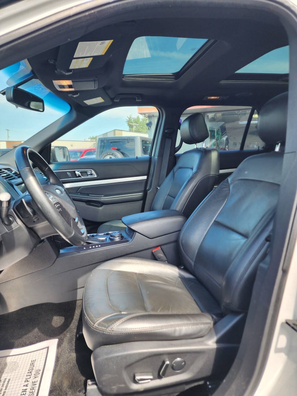 Used 2017 Ford Explorer XLT w/ Equipment Group 202A AWD/4WD image 16