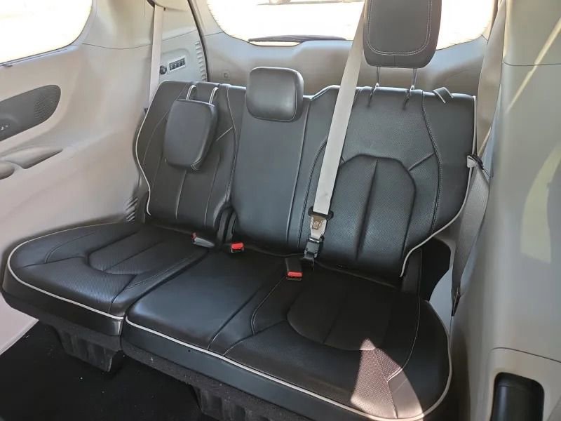 Used 2022 Chrysler Pacifica Limited AWD/4WD image 9