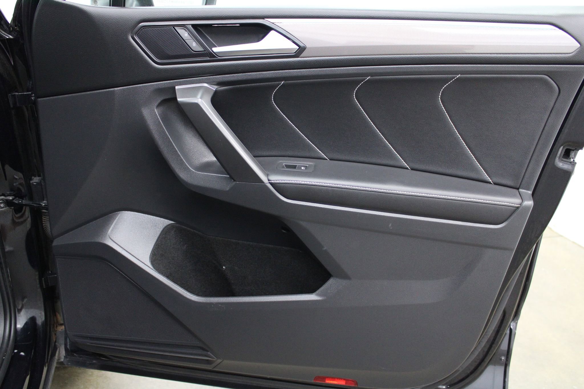 Used 2022 Volkswagen Tiguan SE R-Line image 23