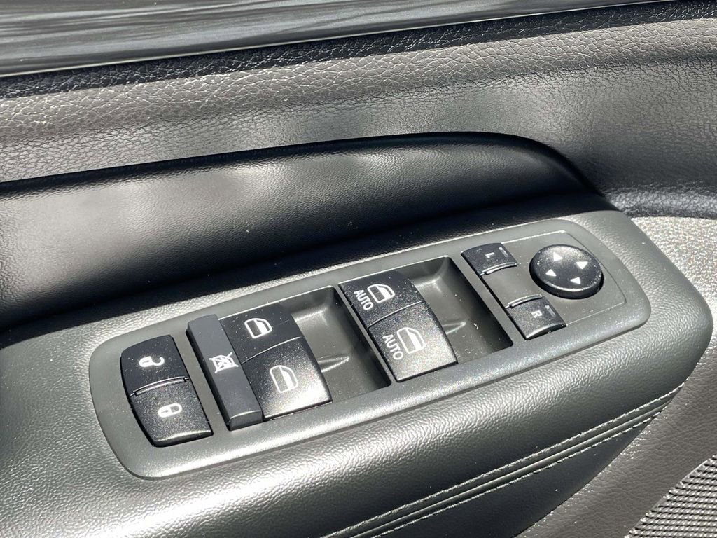Used 2020 Jeep Grand Cherokee Laredo AWD/4WD image 27