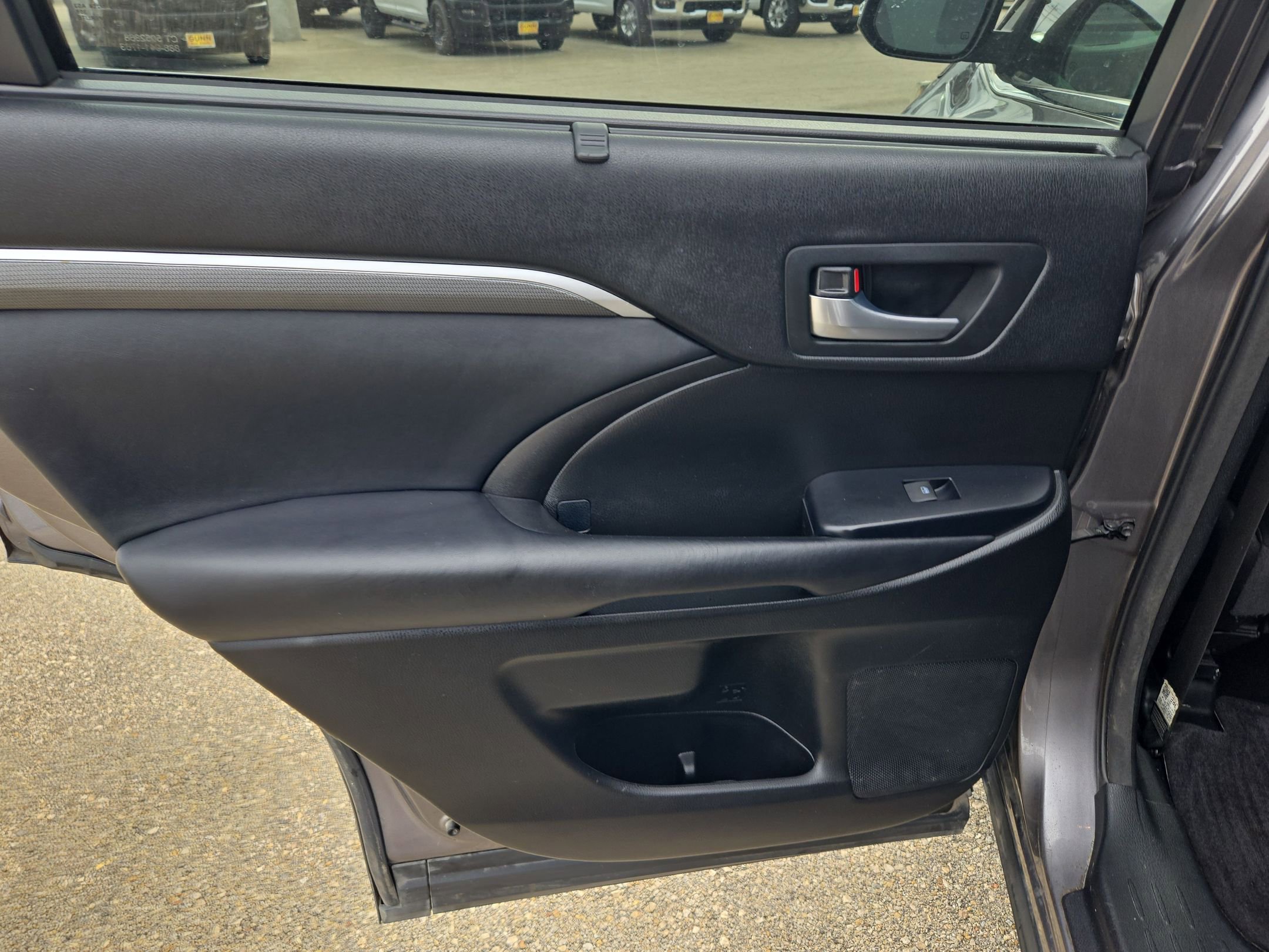 Used 2018 Toyota Highlander SE image 14