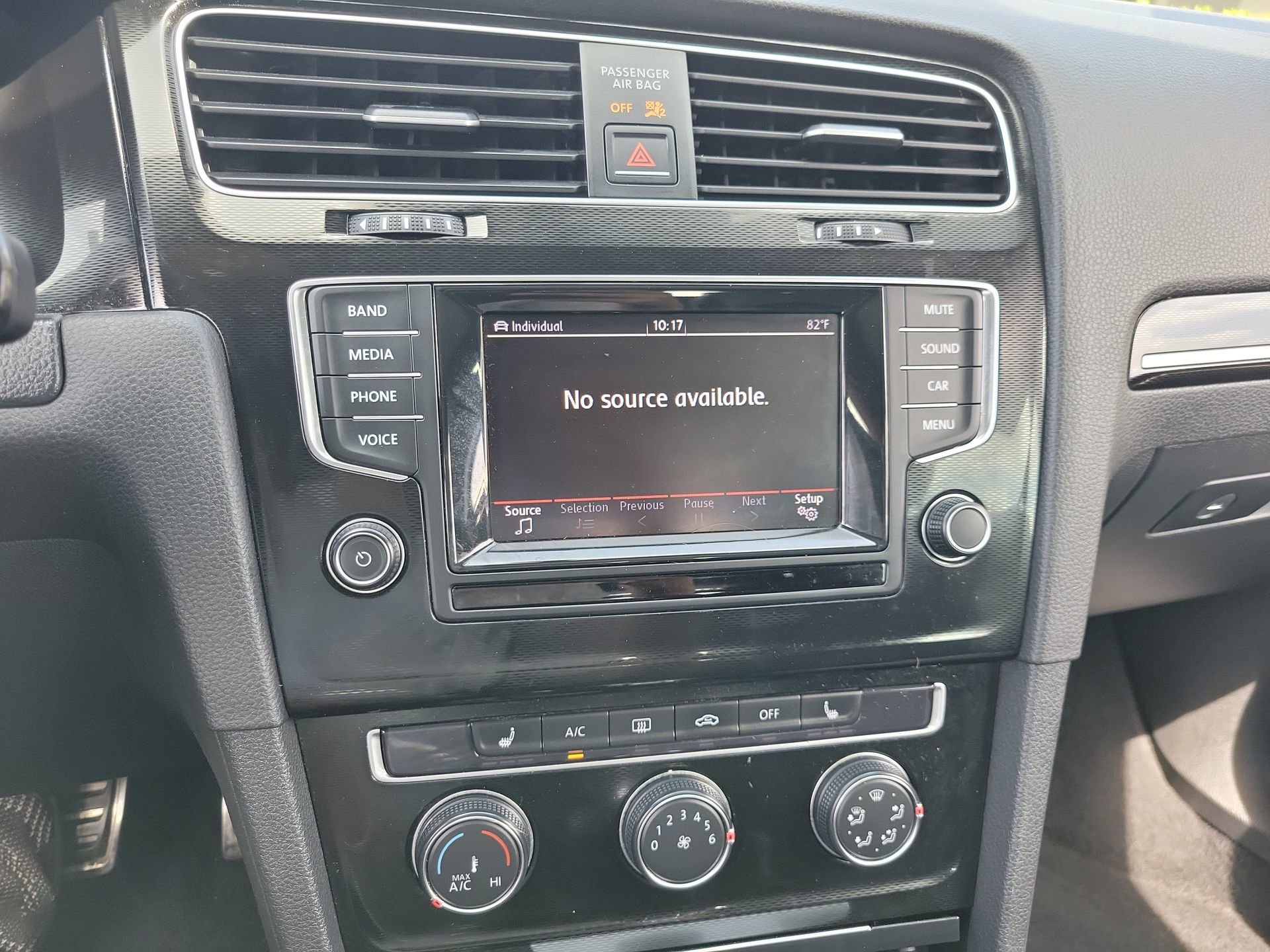 Used 2015 Volkswagen Golf 4-Door FWD image 25