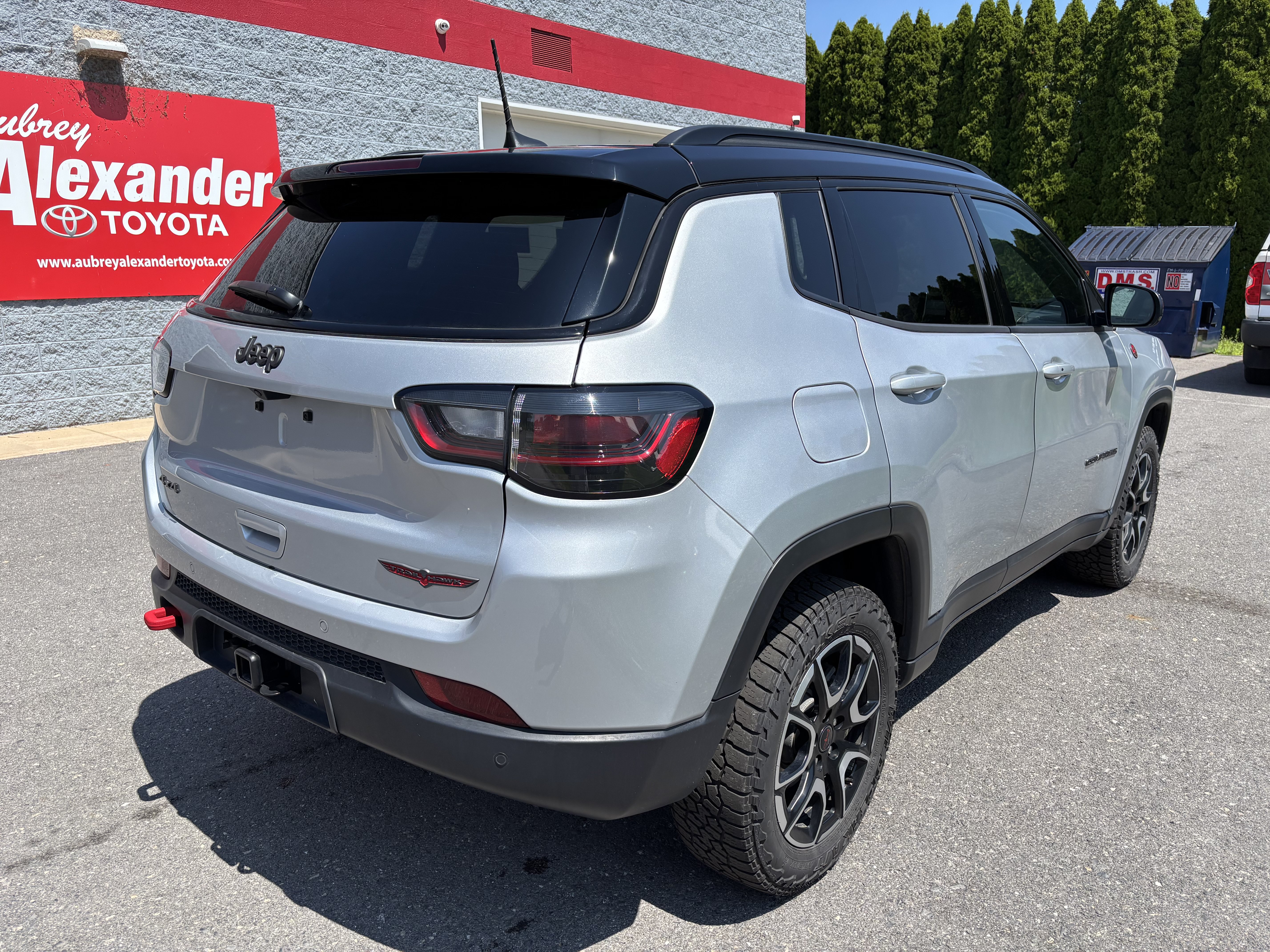 Used 2025 Jeep Compass Trailhawk w/ Trailhawk Elite Group AWD/4WD image 3