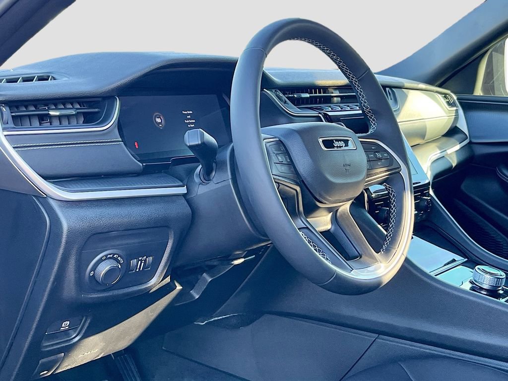 Used 2025 Jeep Grand Cherokee Laredo w/ Trailer Tow Package RWD image 9