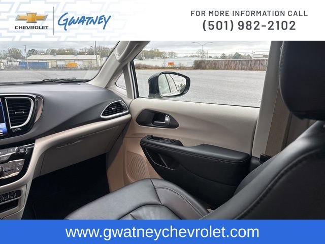 Used 2024 Chrysler Pacifica Touring-L image 23