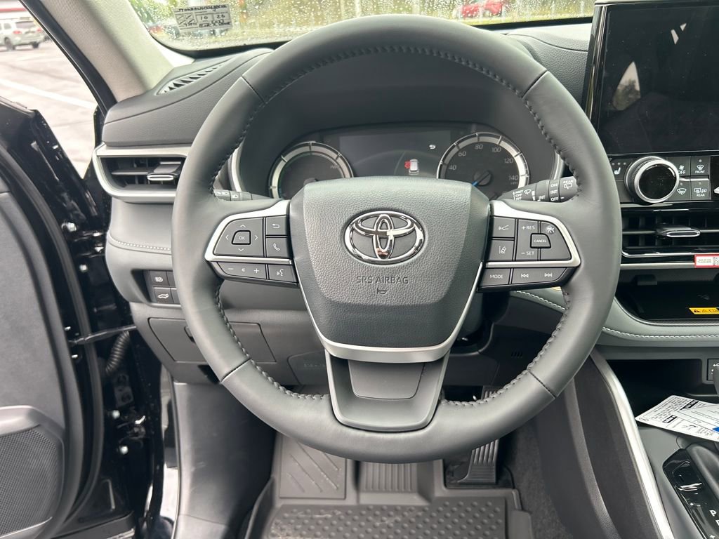 New 2025 Toyota Highlander XLE image 14