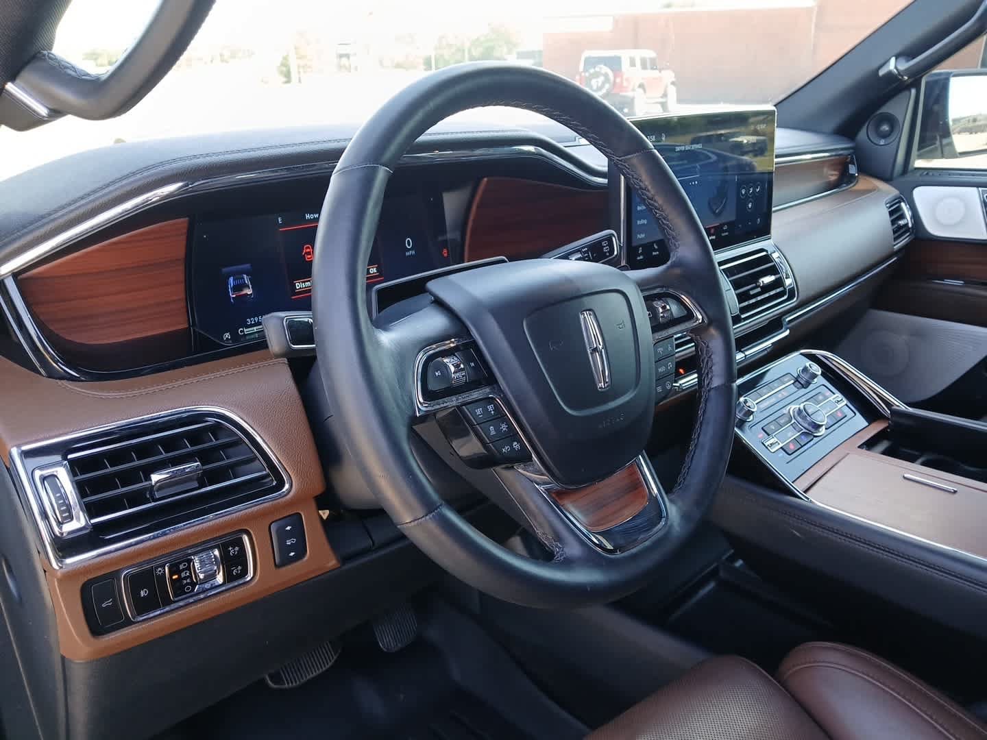 Used 2024 Lincoln Navigator Reserve AWD/4WD image 18