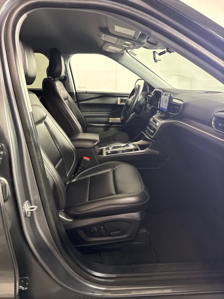 Used 2024 Ford Explorer XLT AWD/4WD image 16