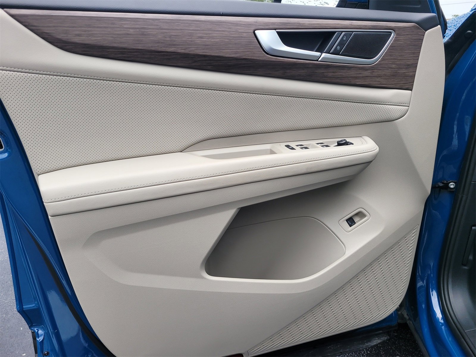 Certified 2025 Volkswagen Atlas SEL image 17