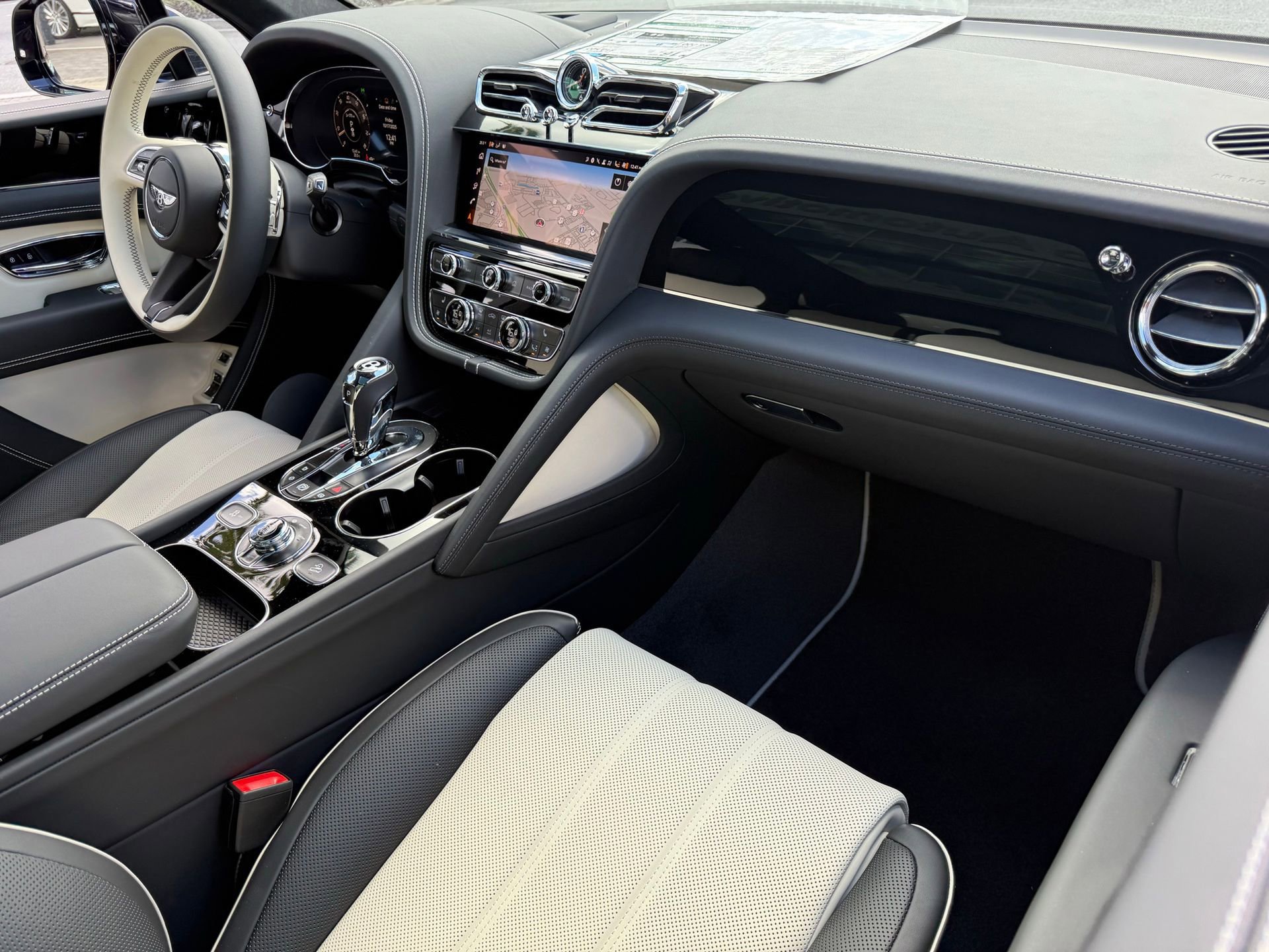 New 2025 Bentley Bentayga image 2