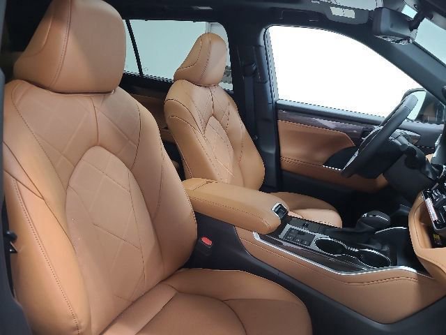 New 2026 Toyota Highlander Platinum AWD/4WD image 14