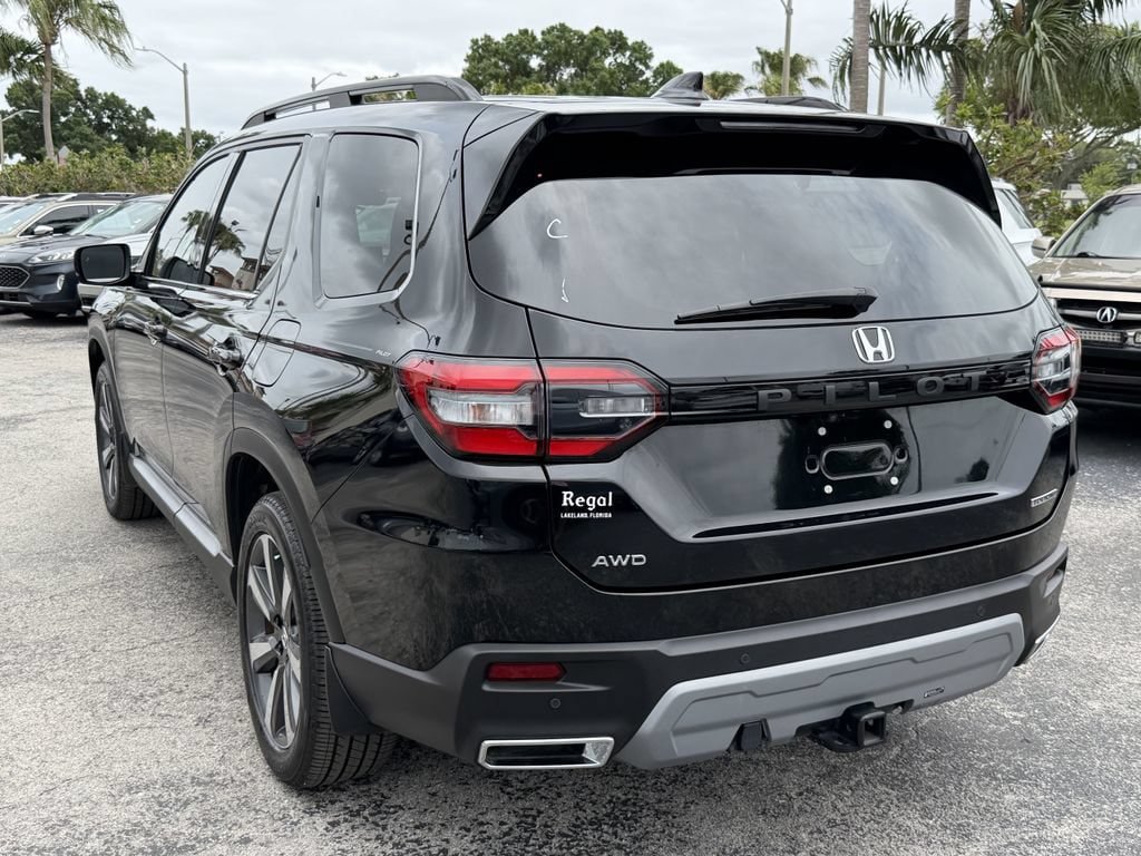 Used 2025 Honda Pilot Touring image 7