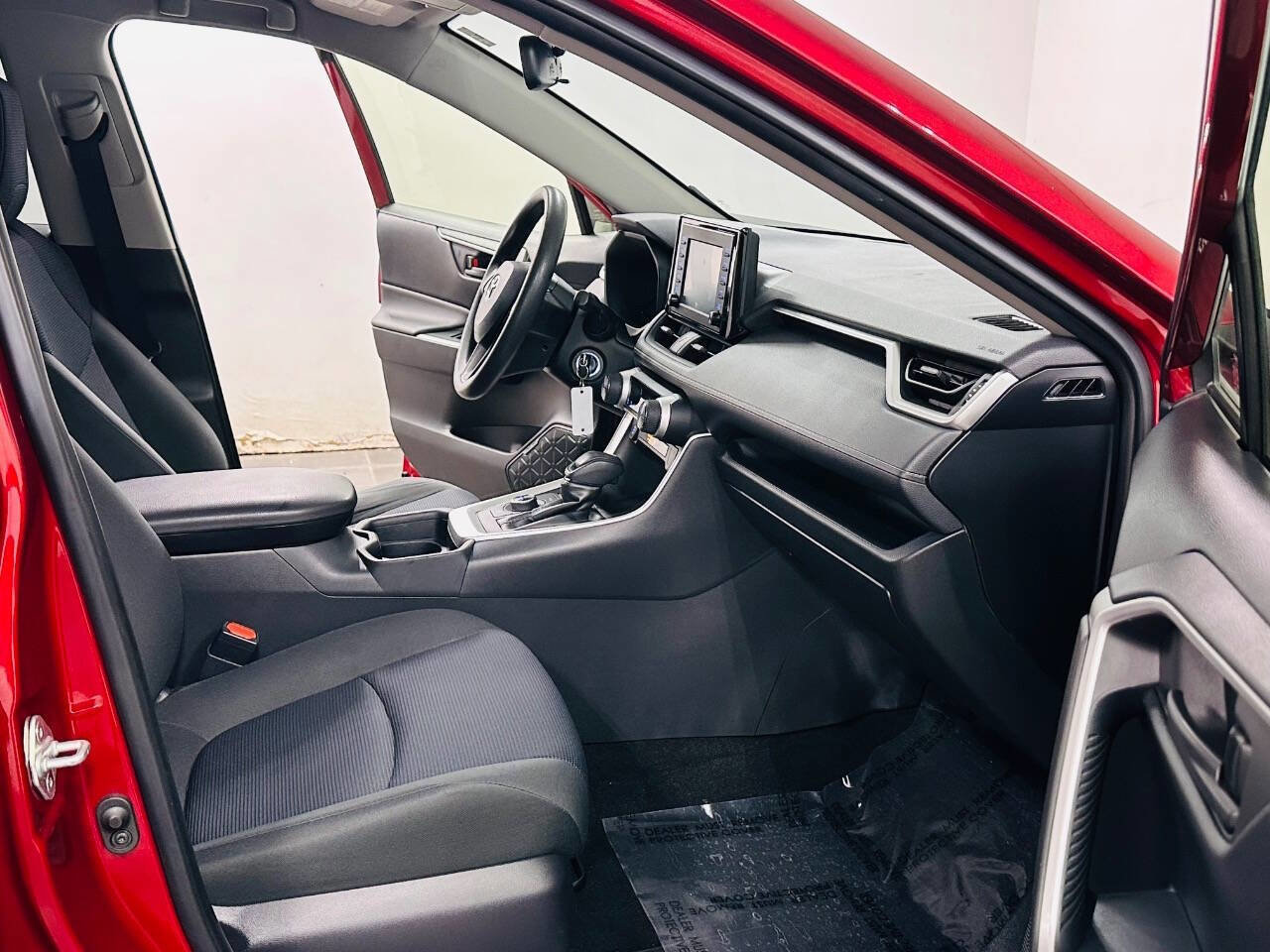 Used 2019 Toyota RAV4 LE w/ Carpet Mat Package AWD/4WD image 8