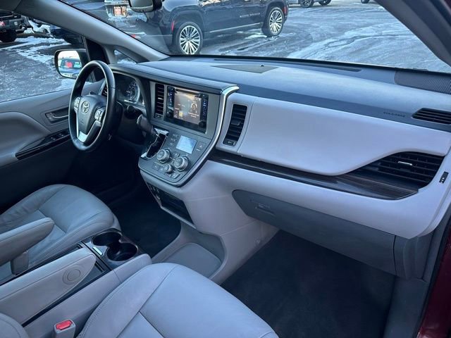 Used 2015 Toyota Sienna XLE image 31