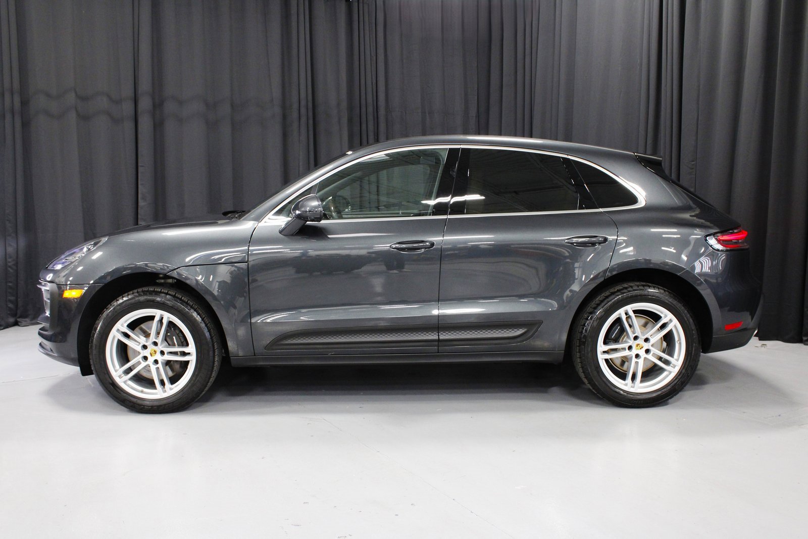 Certified 2025 Porsche Macan image 2