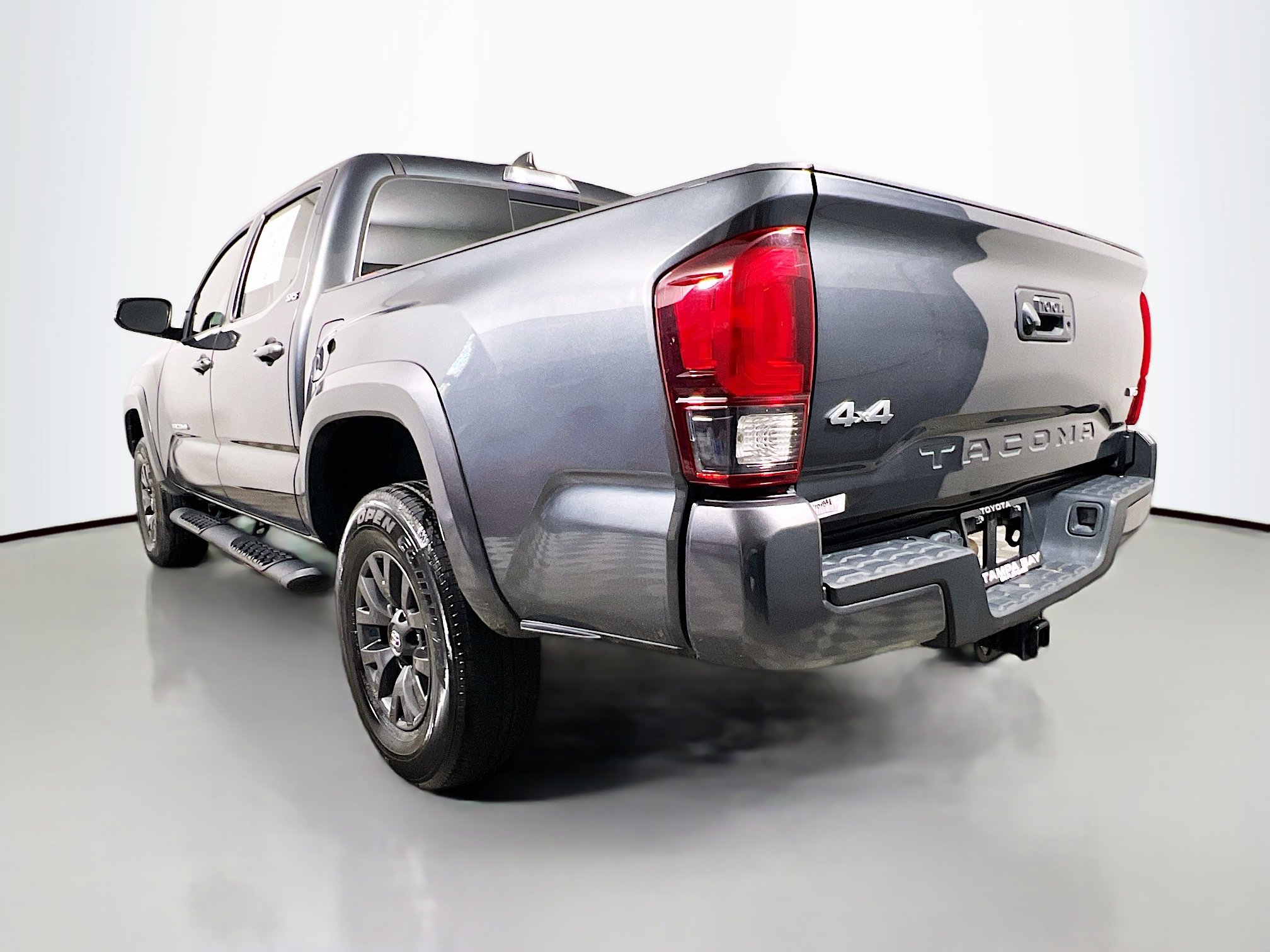 Used 2023 Toyota Tacoma SR5 w/ Technology Package image 8