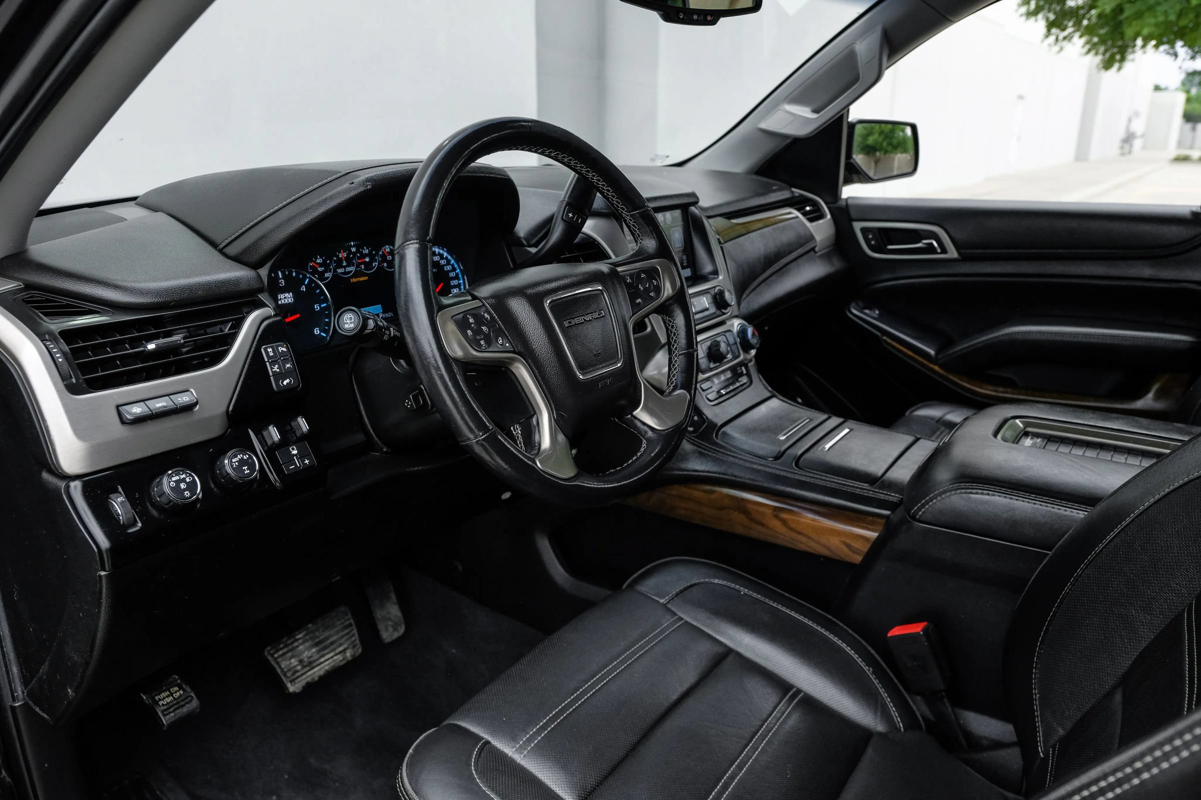 Used 2019 GMC Yukon Denali w/ Denali Ultimate Black Edition AWD/4WD image 3