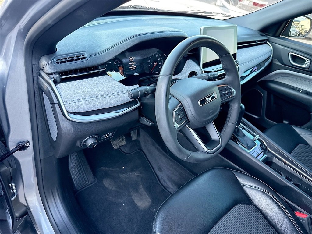 Used 2023 Jeep Compass Latitude image 10