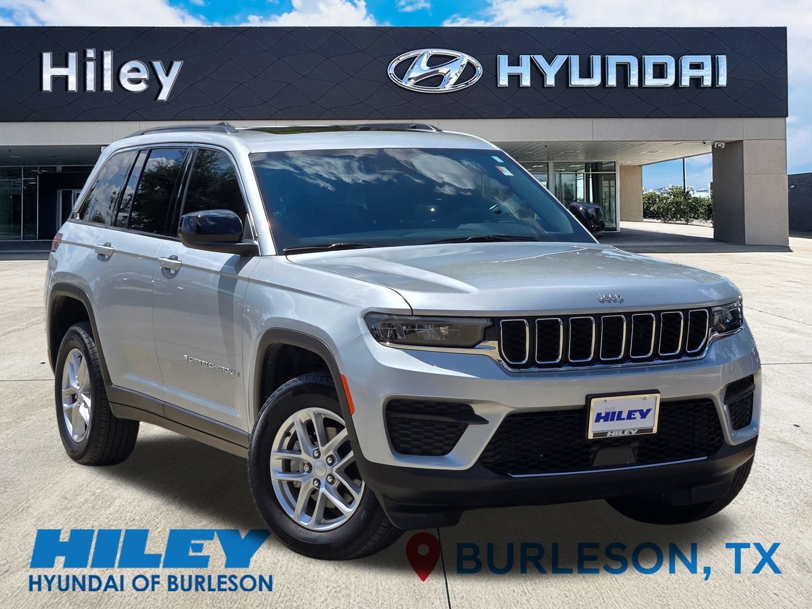 Used 2025 Jeep Grand Cherokee Laredo X RWD image 2