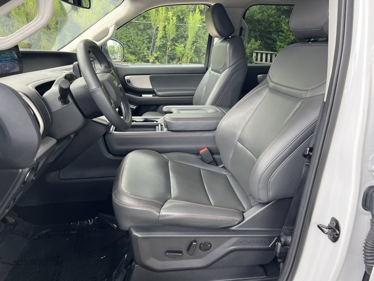 Used 2025 Ford Expedition Active AWD/4WD image 8