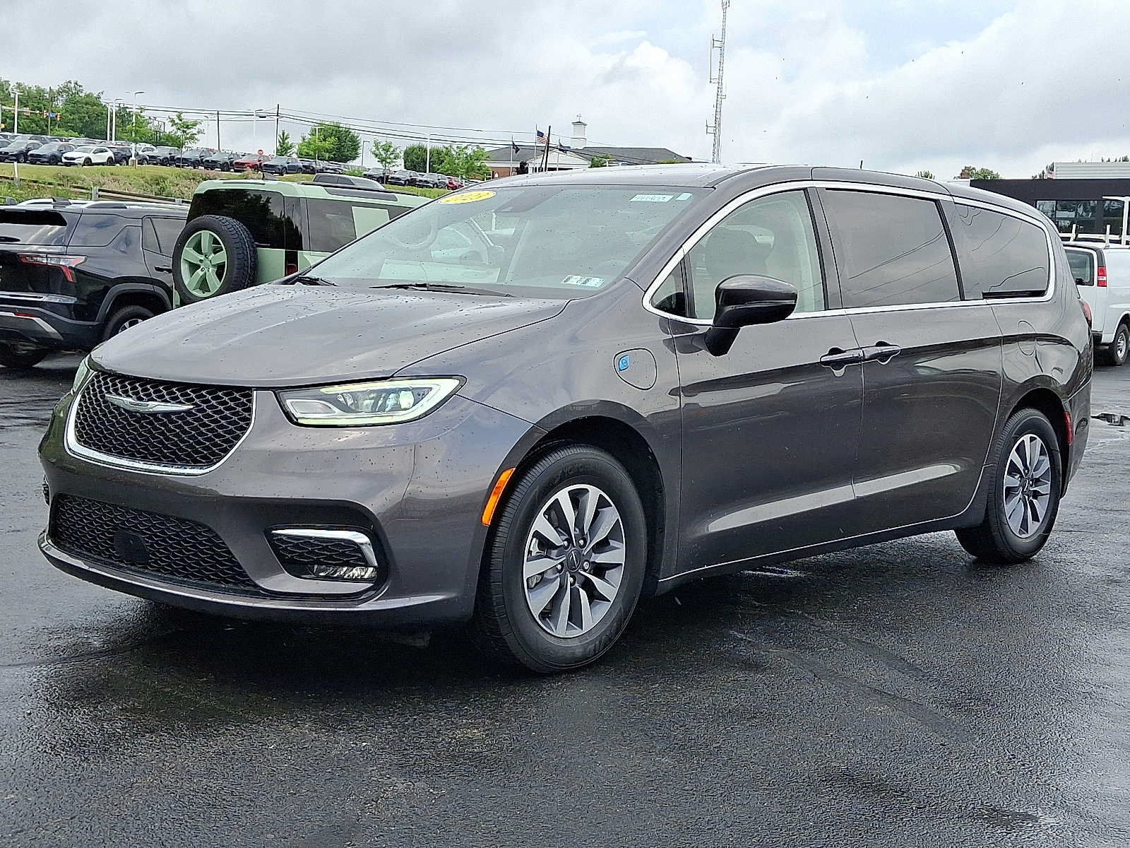 Used 2023 Chrysler Pacifica Touring-L FWD image 3